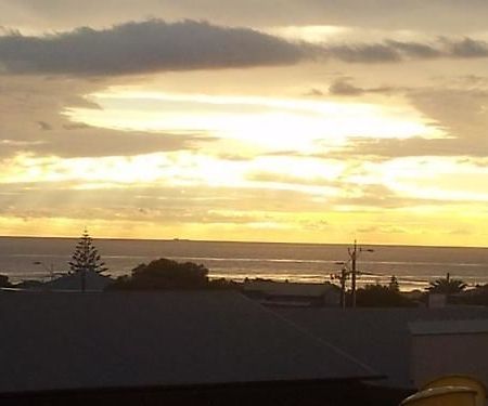 Christies Beach Hotel Clarendon Esterno foto
